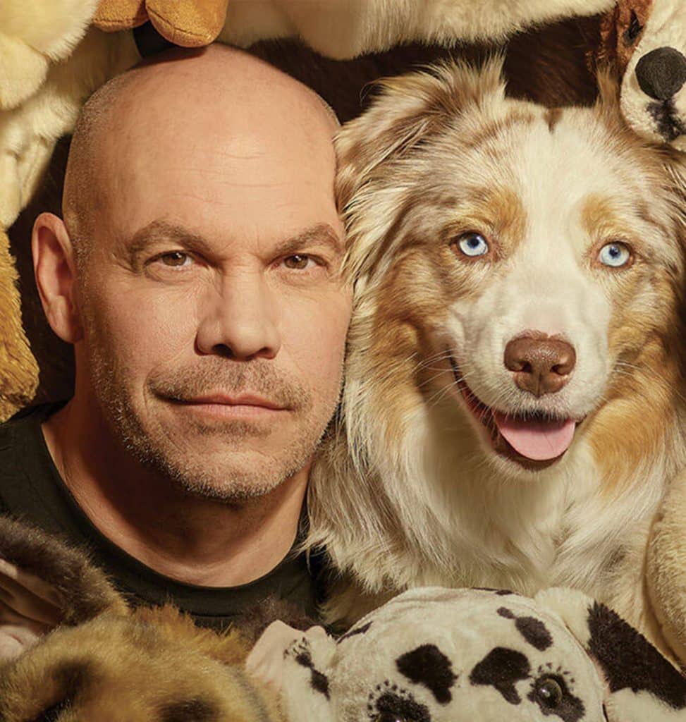 Maxim Martin, humoriste et conférencier, avec son chien